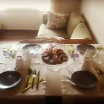 Bombyx לינה וארוחת בוקר