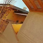 לינה וארוחת בוקר Bombyx